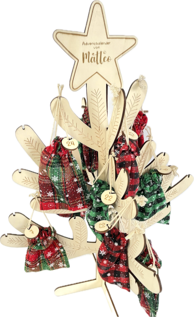 Holz-Weihnachtsbaum mit roten und grünen Anhängern, geschmückt mit einer Sternspitze.