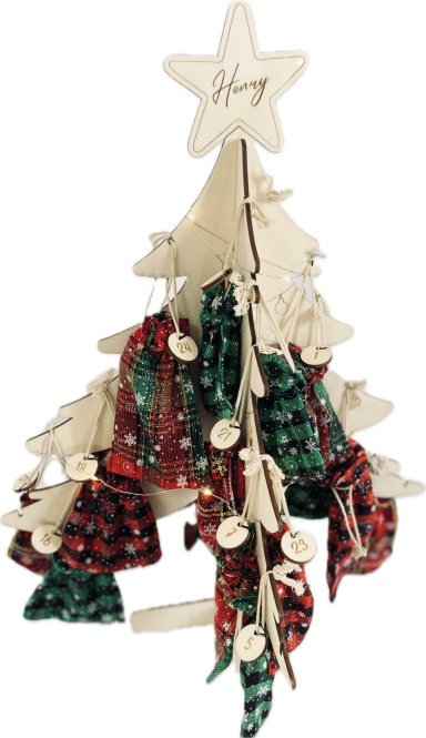 Dekorativer Weihnachtsbaum aus Holz mit bunten Anhängern und Sternschmuck.